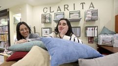 Lidia (izquierda), que tom� las riendas de Almacenes Clarita, y Tania, que hace equipo con ella llevando el m�rketing de la tienda, donde tambi�n trabajan Sergio y Alejandro.