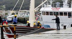 La tripulaci�n del pesquero, en las tareas de atraque a su llegada ayer al puerto de Celeiro.