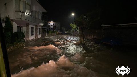 Intensas lluvias registradas desde ayer en la zona oriental de Asturias, en concejos como Colunga, que han elevado el caudal de los r�os y ha provocado afectaciones puntuales en algunos garajes y viviendas. El Gobierno del Principado ha activado este jueves el plan de inundaciones, seg�n ha informado el Servicio de Emergencias del Principado de Asturias (SEPA), la situaci�n de los r�os Libard�n, en el concejo de Colunga, y Linares, y Villaviciosa, han superado los umbrales rojo y naranja, respectivamente