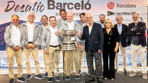 El rey Juan Carlos I, rodeado de sus compañeros de la vela y del presidente del grupo Barceló, este sábado, en Sanxenxo.