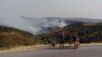 Varios vecinos observan el incendio en Maceda.