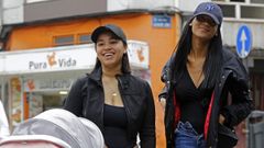 Emma, paseando con su hija nacida en Espa�a, con su amiga Mari en A Coru�a