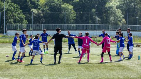 La plantilla del alevn A celebra el titulo de liga
