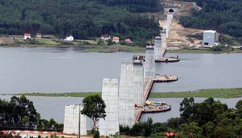 Imagen de los once pilares del viaducto del Ulla y de las tres islas artificiales que se habilitaron para la obra.
