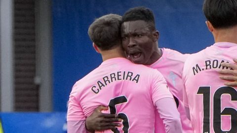 Sergio Carreira, celebrando con Joseph Aidoo el triunfo del Celta ante el Alavs.