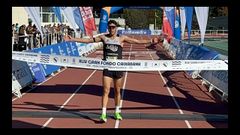 Denis Incutti Tellado, entrando en la meta del Medio Marat�n de Pontevedra como ganador de la prueba.