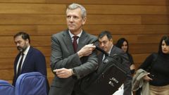 El presidente de la Xunta, Alfonso Rueda, antes de comenzar un pleno en el Parlamento gallego.