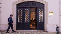 Un polic�a pasaba el pasado martes por delante de la residencia del primer ministro en S�o Bento, en Lisboa