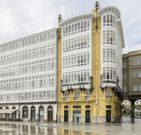 De las Jubias a Puerta Real. Joaqu�n Torres firma el dise�o del chal� de las Jubias, que est� a la venta por 2 millones de euros. A la izquierda, la situaci�n de la Casa Rey, en Puerta Real, hace que un piso cueste 1,5 millones. 