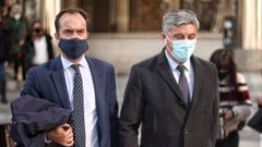 El administrador de la consultora Neurona, El�as Castej�n, la derecha, sale de los juzgados de Plaza de Castilla el pasado 13 de noviembre