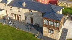 Vista de los apartamentos O Plant�o, en Espasante, en Ortigueira