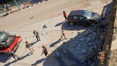 Un cami�n choca contra un muro y los cascotes da�an cuatro coches aparcados en Ribadeo