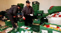 El Banco de Alimentos distribuye los v�veres desde un almac�n del pol�gono de O Ceao.