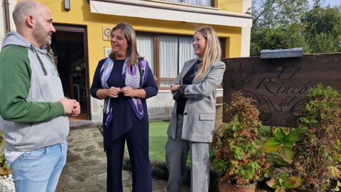 La vicepresidenta y consejera de Presidencia, Reto Demogr�fico, Igualdad y Turismo, Gimena Llamedo, visita en Llanes el establecimiento que m�s visitantes ha recibido en lo que va de campa�a de bonos de turismo rural