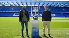 Fran y Manuel Pablo, con el trofeo de la Copa del Rey del centenariazo, en Riazor