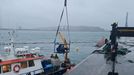 Un barco, este lunes, durante la extracci�n de las 50 toneladas de combustible mezclado con agua que hay dentro del buque Nehir, hundido y con solo un extremo sobre el nivel del agua.