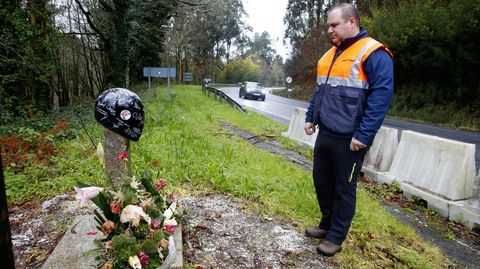Javier Lois,  jefe de Protecci�n Civil de Cerdedo-Cotobade, ante una cruz a orillas de la N-541, en el lugar donde en el a�o 2020 falleci� un motorista en un accidente. 
