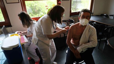  Las enfermeras del hospital Carmen y Severo Ochoa de Cangas del Narcea (Asturias), Lorena Bobes (i) y Vanesa Llanos (d), que forman parte de uno de los dos equipos de vacunaci�n individualizada en domicilio de grandes dependientes y sus cuidadores, se preparan para vacunar contra covid-19 en el comedor de un restaurante del pueblo de Las Mestas, en Cangas del Narcea