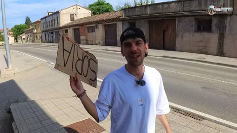 Aitor lvarez en uno de sus vdeos sujetando un cartel de autoestop