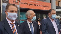 Los tres presidentes de las C�mara de Comercio de Gij�n, Oviedo y Avil�s, F�lix Baraga�o, Carlos Paniceres y Luis Noguera, respectivamente, antes de mantener un encuentro en la Feria Internacional de Muestras, en Gij�n