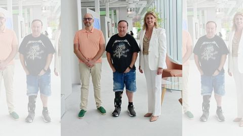 La directora de la Fundaci�n Caja Rural de Asturias, Eva Pando, junto al cofundador de Loutkar Robotics, Francisco Javier Perez-Alonso, Jonathan Trujillo, uno de los probadores de los prototipo, en el Pabell�n de la entidad en la Fidma (Gij�n).