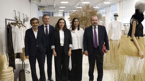 Adolfo Dom�nguez, junto a Adriana Dom�nguez, Bianca Morato, Jos� Luis Su�rez y Rafael Prieto, en el consejo de administraci�n