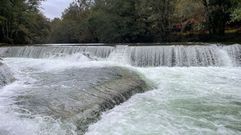 Playa fluvial del r�o Verdugo en Ponte Caldelas desbordada