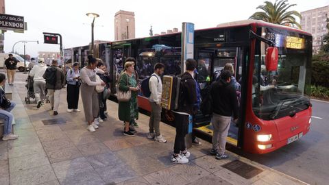 COLAS PARA COGER EL BUS DE LA LINEA 14 EN LA PARADA DE LA GLORIETA DE LA ESTACION DEL TREN