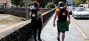 Dos peregrinos de camino a Fisterra. 