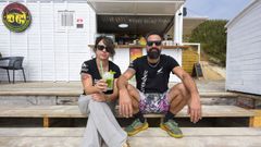 Roc�o Masare, junto a su marido, en el chiringuito Pragueira Beach