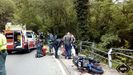 Intervenci�n de los servicios de emergencia en el accidente de los dos motoristas de Covadonga