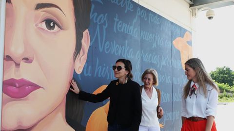 Nevenka Fern�ndez, junto al mural con su imagen inaugurado en Ponferrada