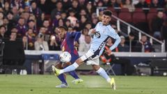 El jugador del Celta Hugo �lvarez, con Jules Kounde, durante el partido del mi�rcoles.