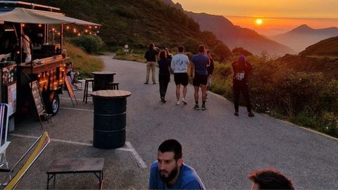 Clientes de la food truck disfrutan de las vistas en el Alto de la Farrapona