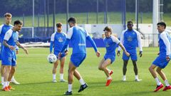 Comas, Ximo, Altimira, Zaka, Soriano, Nsongo y Villares (de izquierda a derecha), durante el entrenamiento de ayer en Abegondo