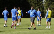 I�aki Alonso imparte consignas en el campo de entrenamiento de San L�zaro. 