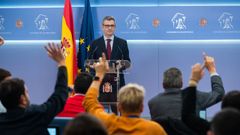 El ministro de la Presidencia, F�lix Bola�os, explica en rueda de prensa en el Congreso de los Diputados los pormenores de la ley de amnist�a