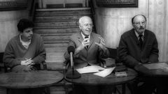 Luis Monteagudo, en el centro, en una conferencia en el Casino de Carballo en 1991.