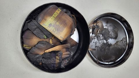 Imagen de varios billetes quemados.