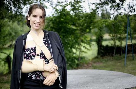 En la imagen, Aida Vali�o, ayer en Castroverde, donde dio su primer paseo despu�s del grave accidente que sufri� en Oia. 