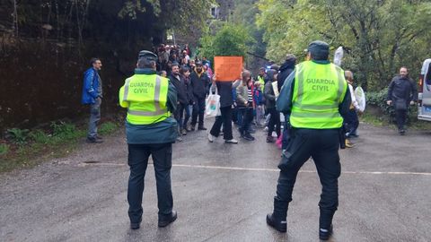 Los padres de alumnos que participaron en la protesta acompaaron a sus hijos en una caminata desde Seoane hasta la entrada del colegio