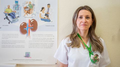La enfermera de la unidad de di&aacute;lisis Marga &Aacute;lvarez, en la consulta de enfermedad renal cr&oacute;nica avanzada (ERCA) de Pontevedra