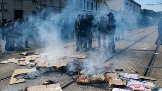 Polic�as detienen a dos j�venes en las protestas estudiantiles de Aubagne.