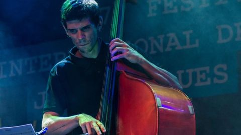 O contrabaixista Pablo Pati�o