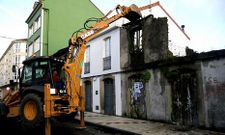 El Concello de Coristanco contrat� una pala para derribar la primera planta de la vieja edificaci�n.