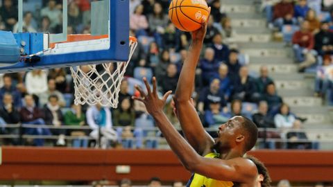 Partido Gipuzkoa-COB. Gill, ante la canasta.