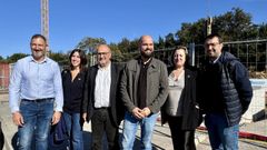 Abel Losada, tercero por la izquierda, este lunes en Valdecorvos, con concejales del grupo municipal del PSOE de Pontevedra