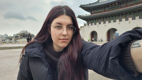 Alicia ante la puerta Gwanghwamun del Palacio de Gyeongbokgung, el ms importante de Sel