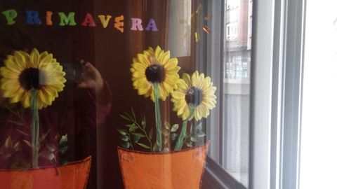 La ventana, adornada con flores de ganchillo que ha hecho durante su aislamiento en su habitacin 