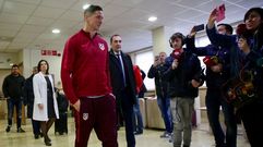 Acogida de la afici�n coru�esa a Fernando Torres a la salida del hospital